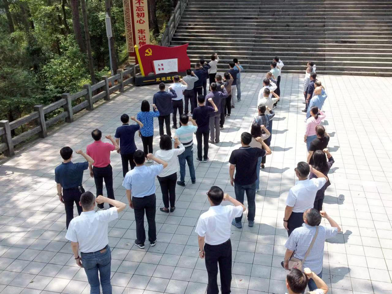 瞻仰大别山烈士陵园  摄影：张凡效