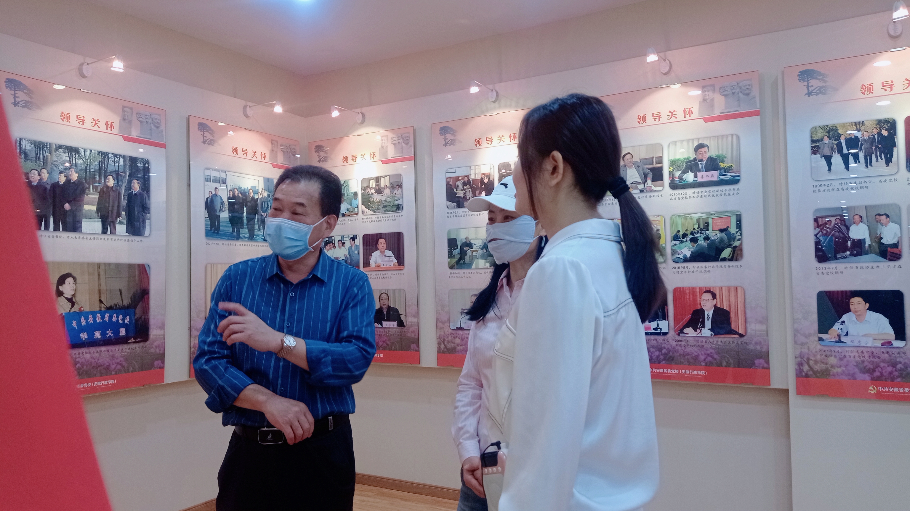 20220921-图书和文化馆副馆长贾贤标到校（院）史馆现场指导